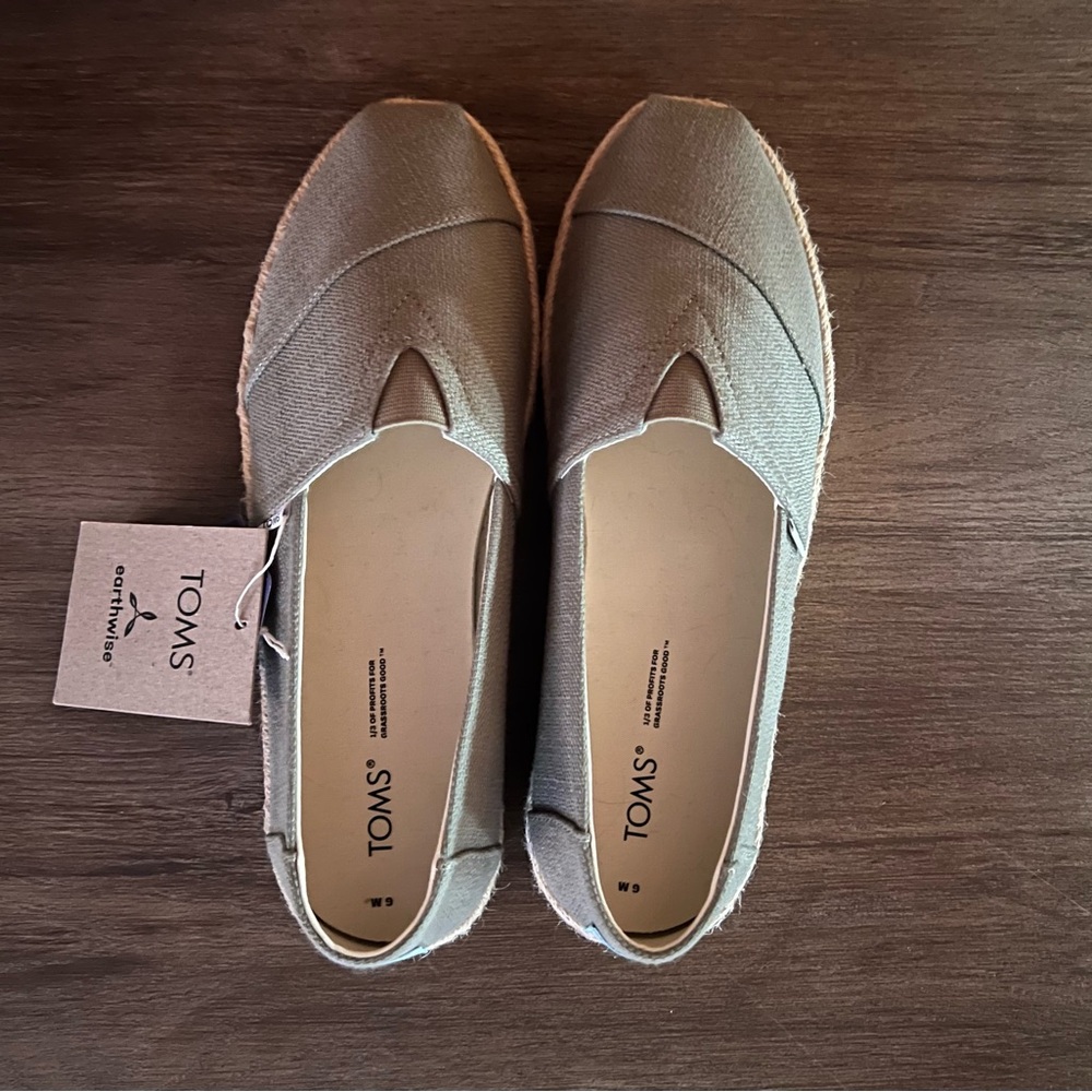 NWT Sz 9 green Toms